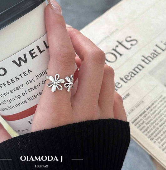 Floral Daisy Embrace Silver Ring
