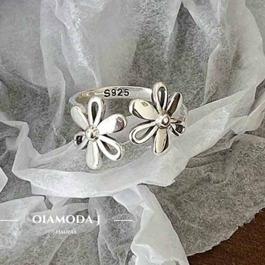 Floral Daisy Embrace Silver Ring