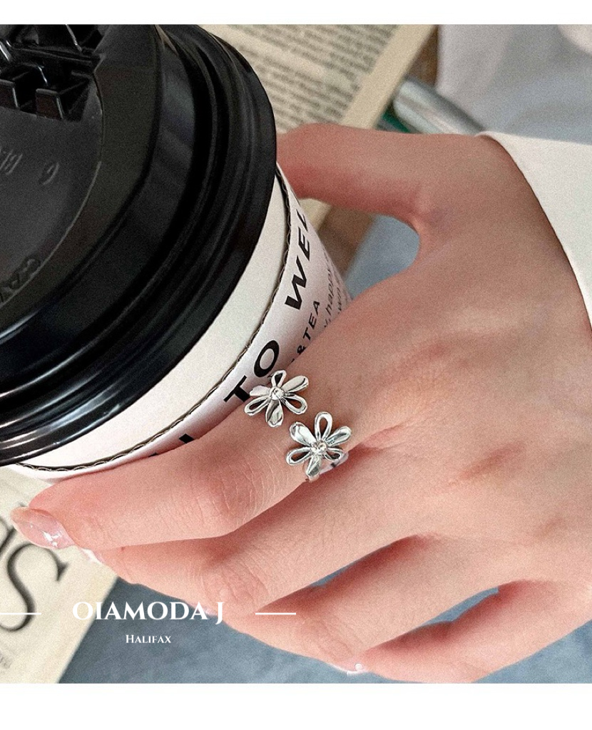 Floral Daisy Embrace Silver Ring