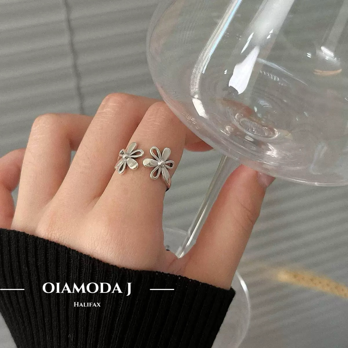 Floral Daisy Embrace Silver Ring